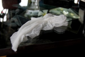 Tällainen pyyhe tuli kokoonpuristetusta napista. 