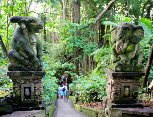 Yläsisäänkäynti lohikäärmerappusille. 