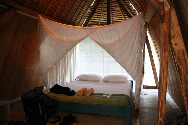 Mao Menon arkkitehtuuri on niin mielenkiintoinen, joten laitan sieltä useampia kuvia. Tässä yläkerran makuuhuone. Päädyssä ei ole varsinaista seinää. Siten paikassa ei tietenkään ole ilmastointia ja tuulettimesta huolimatta öisin oli kuuma. 
