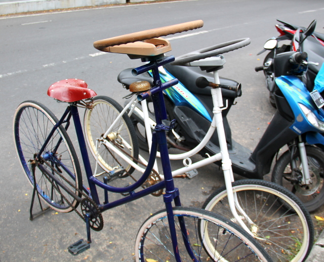 Ratillisia polkupyöriä. Keskustelimme, että oliko nämä juttu, jota olen joskus kaivannut. Mutta taisi olla niin päin, että haluaisin autoon samanlaisen ohjastangon kuin skootteerissa on. 