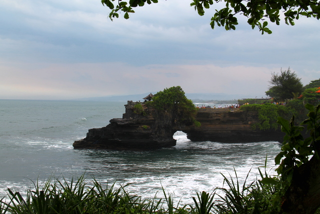 Batu Bolong sijaitsee niemellä, jossa kalliossa on reikä. 