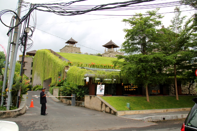 Jännä ruohokattoinen hotelli. 