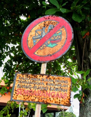 ruostunut-ala-roskaa-kyltti