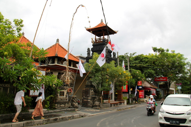 Kuvia Sanurin pääkatu Danau Tamblinganilta. 