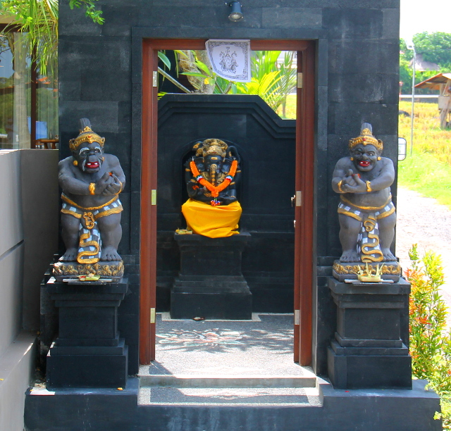 Balin perinteiset sisäänkäynnit ovat tällaisia: sivuilla on vartioivat patsaat ja ensimmäiseksi sisällä on Ganesha. 