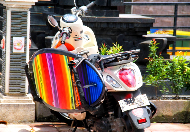 Surffilautatelineet mopoissa ovat yleisiä Canggussa. Pitäähän laudat saada jotenkin kuljetettua rannalle. 