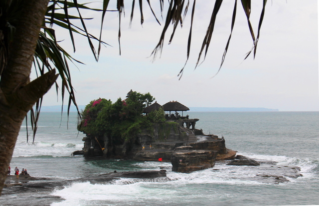 tanah-lot-puun-takaa