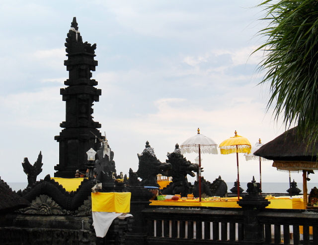 temppelia-keltaisine-varjoineen