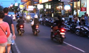 Tämäkin tie Ubudissa on olevinaan kaksisuuntainen ja laidalle on parkkeerattu mopoja. Myös kaupunkien ulkopuolella kulkevat tiet ovat kapeita. 