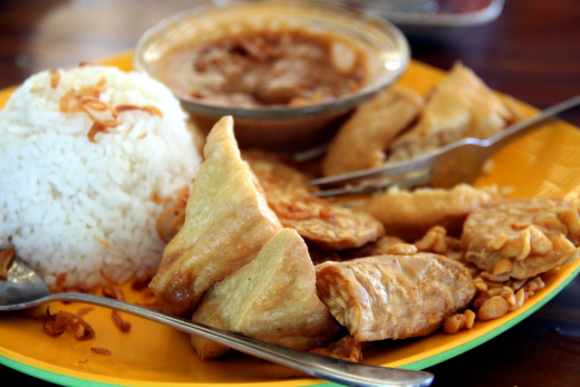 Muramin paistettua tofua ja tempeä maapähkinäkastikkeen kanssa. 