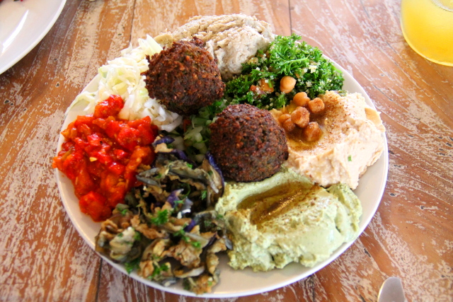 Zulan välimerenlautanen. Ylhäältä kellonsuuntaisesti: babaganoush-munakoisotahnaa, persiljaista taboulleh-salaattia, hummusta, avokadotahnaa, friteerattuja munakoisoja, paprikahhhakkelusta, maustettua kaalia ja keskellä falafelia. 