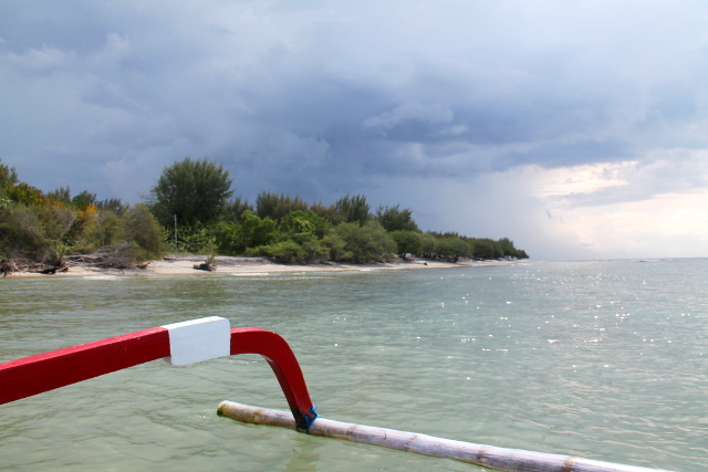 Matkalla sukeltamaan. Sukelluspaikkoihin on vain lyhyet venematkat, jotka taitetaan veneillä ja joka sukelluksen välissä tullaan takaisin rantaan. 
