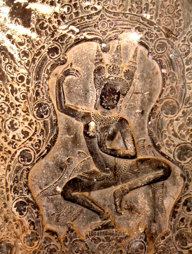 Angkor Watin seinäkaiverruksissa oli paljon näitä apsaratanssijoita. 