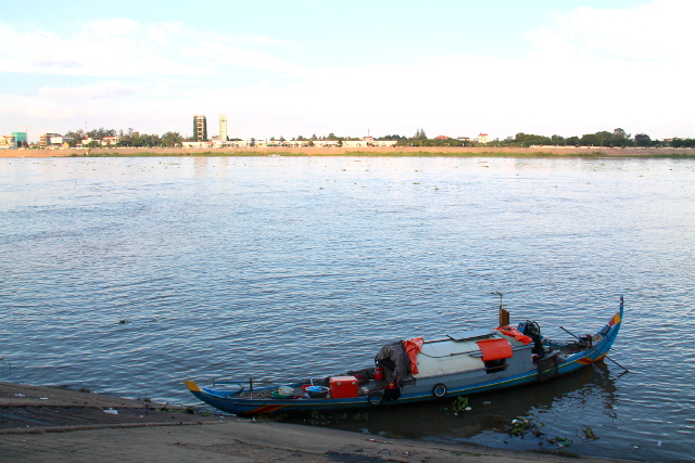 Pienin näkemäni asuntovene, mutta kyllä siellä perhe näytti asustelevan.