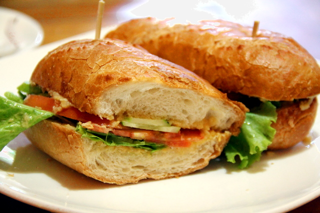 Cafe Soleilin hummuspatongit olivat pienet. 