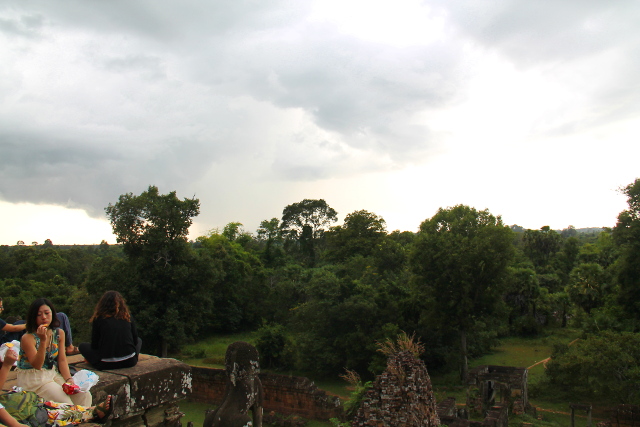 Preah Khanille tuli monia ihmisiä seuraamaan auringonlaskua, mutta edessä oli sadepilvet.