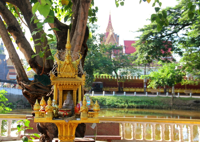 Henkien talo Siem Reapissa, eli samaa animismin ja buddhalaisuuden sekoitusta siellä, kuten Thaimaassakin. 