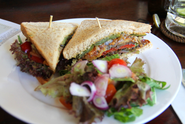 Hummusleipä lähellä S-21 -vankilamuseosta olevassa hämähäkkiravintolassa. 