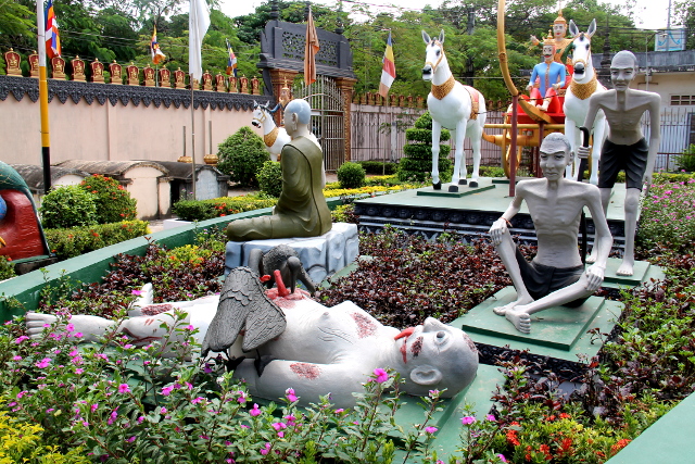 Siem Reapin keskustan emppelialueella oli aika raisuja patsaita. Ihan kuin mitä olemme nähneet Thaimaan Phang Ngassa. 