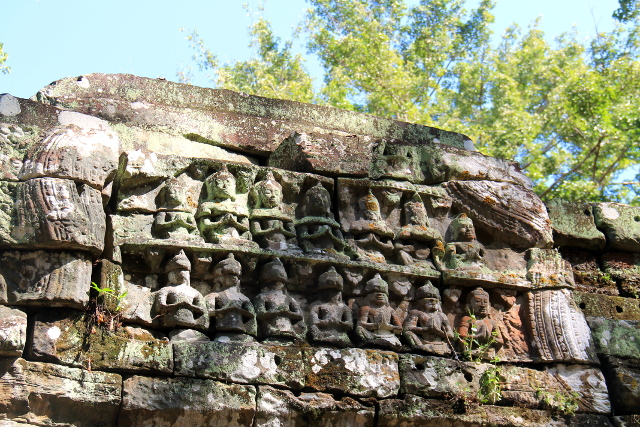 kaiverruksia-raunioilla