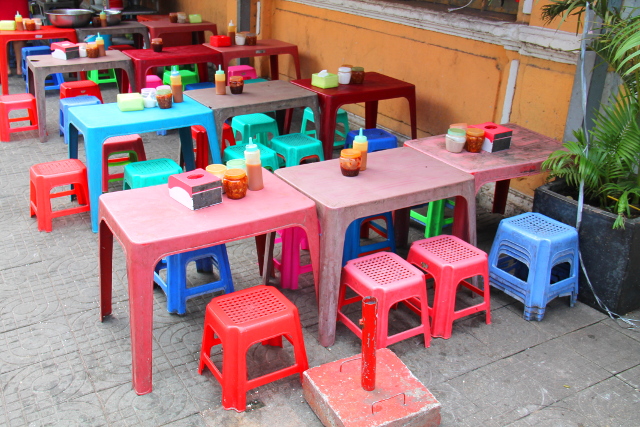 Katukeittiön pöytiä.