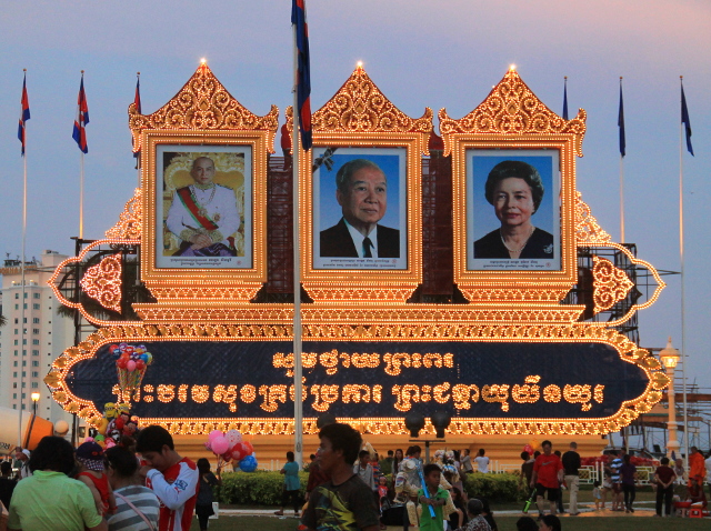 Kambodzan kuninkaalliset. Vasemmalla nykyinen kuningas, keskellä edesmennyt kuningas ja oikealla kuninkaan äiti.