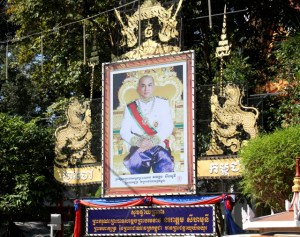 Kambodzassa oli suuria kuninkaankuvatauluja samaan tapaan kuin Thaimaassakin. 