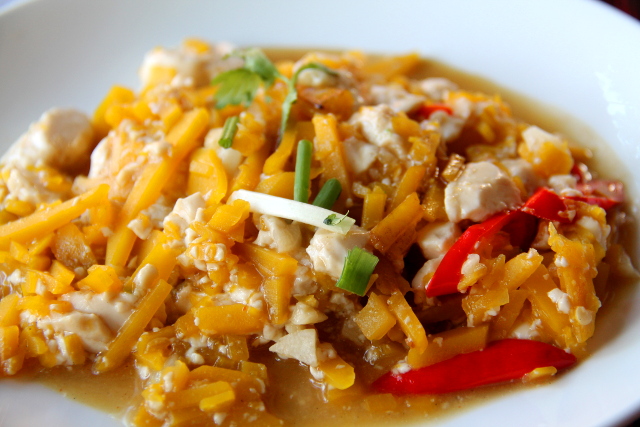 Kun tilasin paistettua kurpitsaa ja tofua, niin en odottanut kurpitsan olevan tällaista vähän kovaa silppua, joka näytti lähinnä kurpitsasäilykkeeltä. 