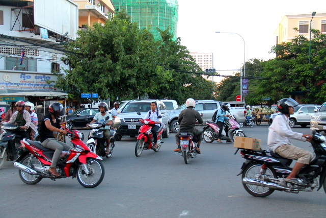 Aluksi luulin että Phnom Penhissä olisi iisi liikkua itsekin mopolla, mutta jotkut isot risteykset näyttivät ikävän sekavilta. 