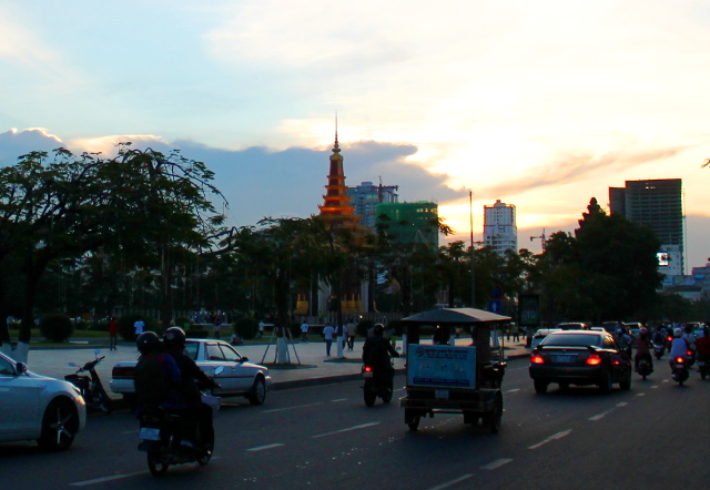 Liikennettä Phnom Penhissä. 