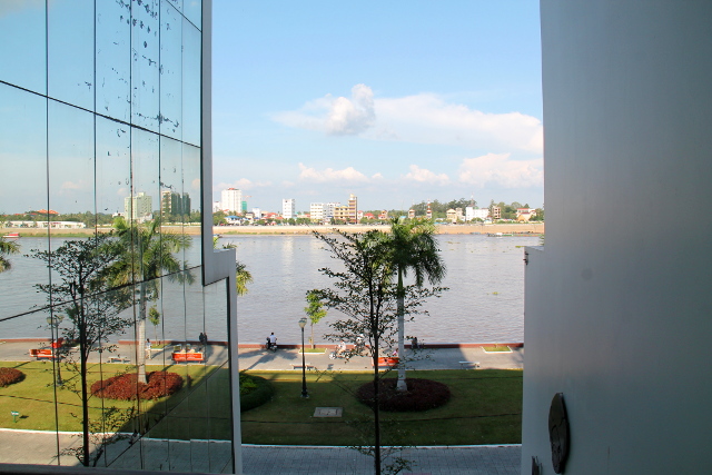 Näkymä Niron Boutique hotellin parvekkeelta Tonlé Sap -joelle.