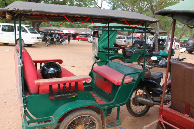 Liikuimme Siem Reapissa tällaisilla remorkeilla, eli mopon vetämissä kärryissä. Näitä kutsutaa myös tuk-tukeiksi. Sateella kärryjen ympärille viritettiin suojat. 