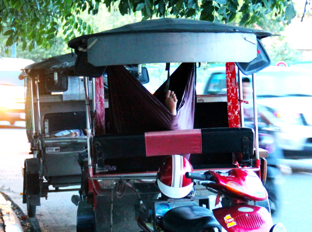 Riksakuskit nukkumassa Phnom Penhissä. 