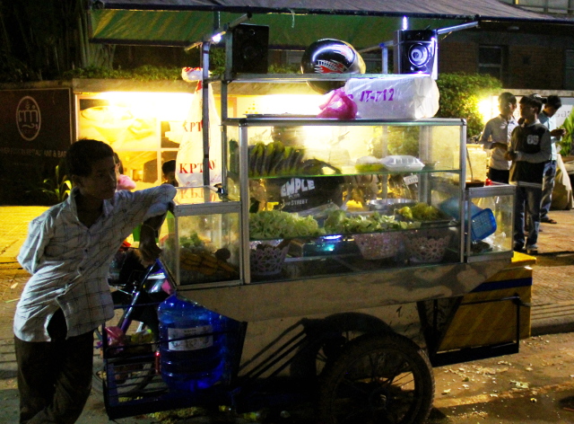 Ruokakärryt Siem Reapin yössä. 