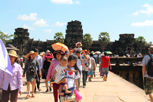 Silta Angkor Watin uloimmalle länsiportille, joka on pääsisäänkäynti. 