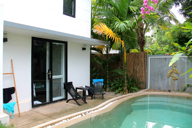 Suorkear Villan perhebungalow omalla uima-altaalla. Sisätilat olivat vähän pienet ja meitä majoittui sinne neljä aikuista. 