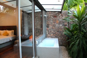 Toisessa Popular Residencen huoneistamme oli ulkokylpyamme. 