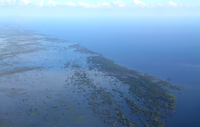 Tonlé Sap on laaja järvi, josta voisi jatkaa matkaa veneellä Phnom Penhiin. Harkitsimme asiaa, mutta järven laajuuden takia iso osa matkaa olisi yksitoikkoista. Olisi mielenkiintoisempi matkustaa kapeampia jokia pitkin. 