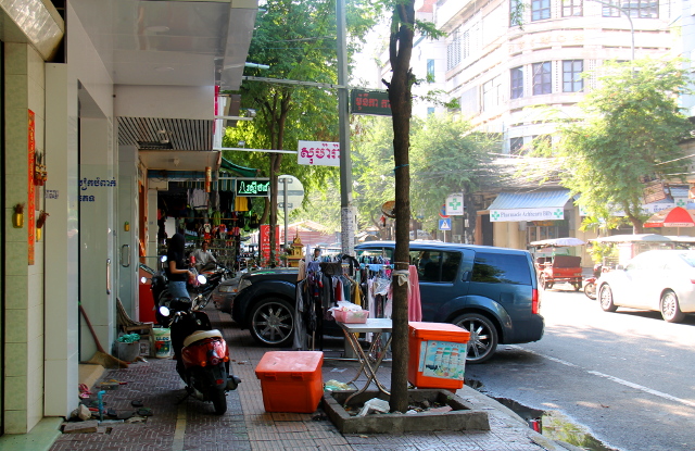 Vietnamin tapaan Phnom Penhinkin jalkakäytävät oli usein tukittu ja piti kävellä tien vierustaa. Myös muita Vietnam-vaikutteita näkyi, vaikka enemmän Kambodza muistutti Thaimaata.