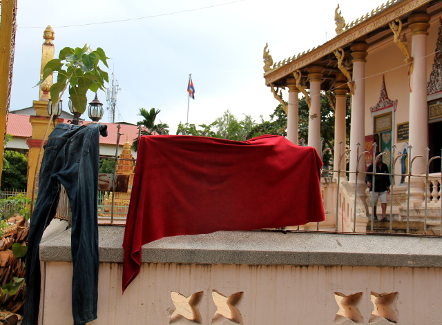Phnom Penhin keskustassa oli temppeli,, joka näytti olevan hyvässä käytössä, koska siellä taisi asua aika köyhiä ihmisiä. Tässä kuivatetaan pyykkiä temppelin kaiteilla.