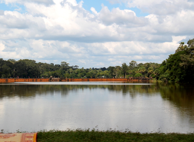 Vallihauta Angkor Watilla. Takana näkyy silta. 