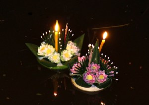 Vesifestivaalikratongit. Kambodzassa näitä varmaan kutsutaan eri nimellä kuin Thaimaassa. 