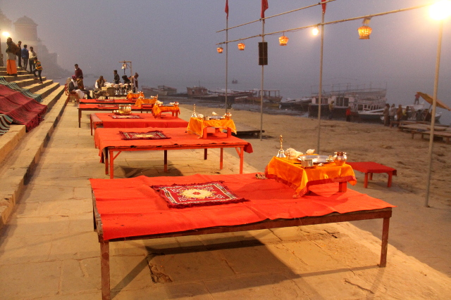 Assi ghatin seremoniapöydät odottamassa illan rituaaleja. 