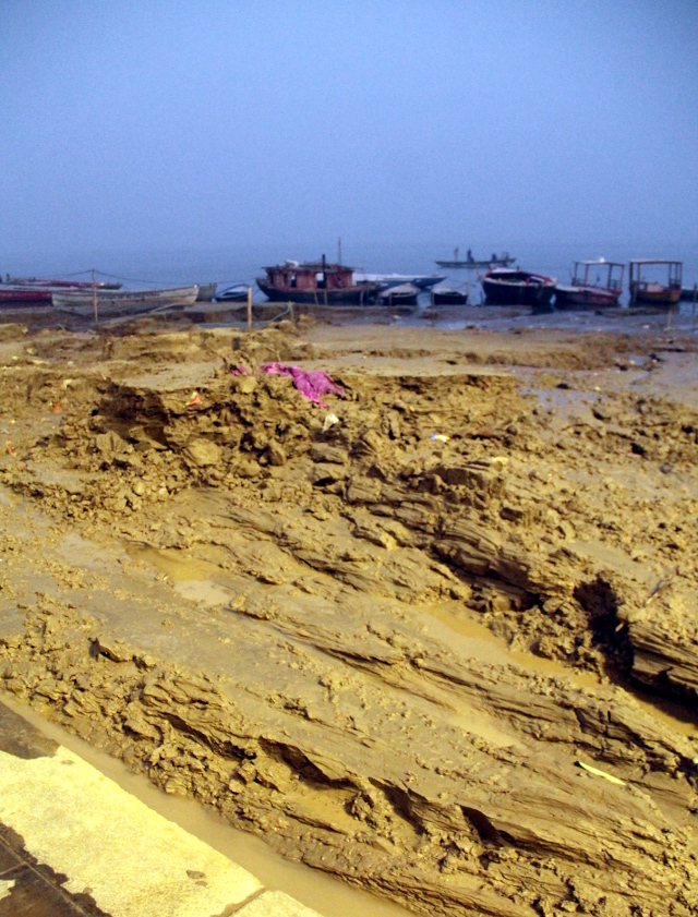 Sedimenttiliejua Gangesin rannalla. 