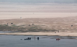 Vastarannalla uitetaan puhveleita. 