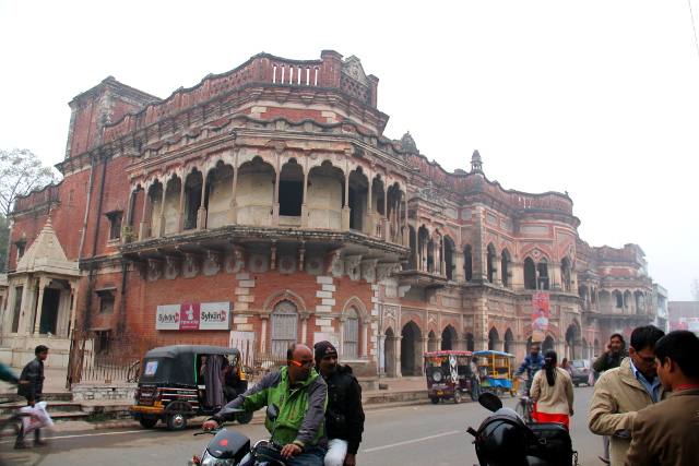 Vaikka Varanasissa on hienoa lähinnä vain Gangesin rannalla, niin joitain tällaisia hienoja rakennuksia löytyy muualtakin. 
