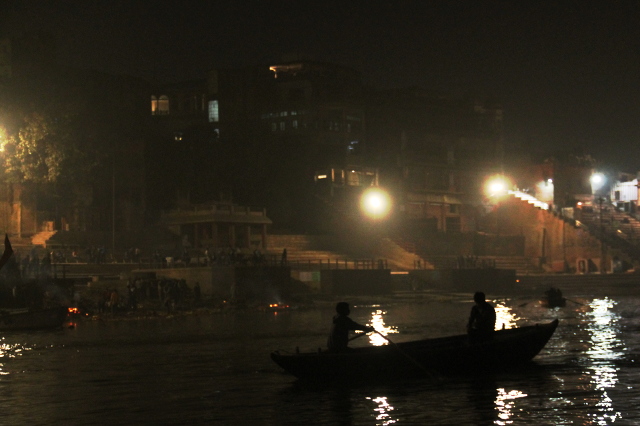 Harishchandra ghat on pienempi polttohautauspaikka Varanasin rannalla. Krematoinnit tehdään ihan vesirajan lähellä.