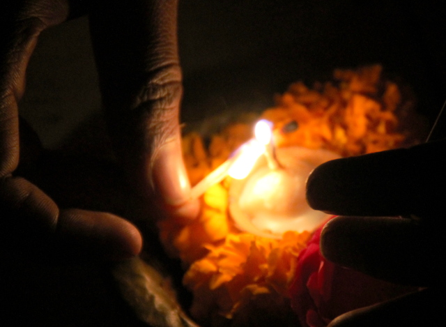 Veneileville turisteille kaupataan veteen laskettavia kynttilöitä.