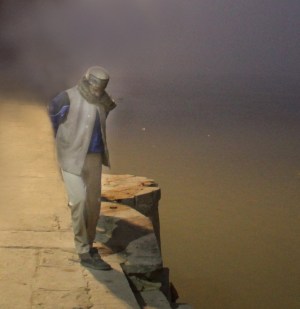 mies-gangesin-rannalla_iso