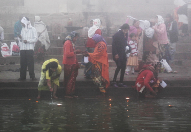 Harvinaisesti naisia Gangesin vedessä. En nähnyt heidän kuitenkaan uivan siellä miesten tapaan.